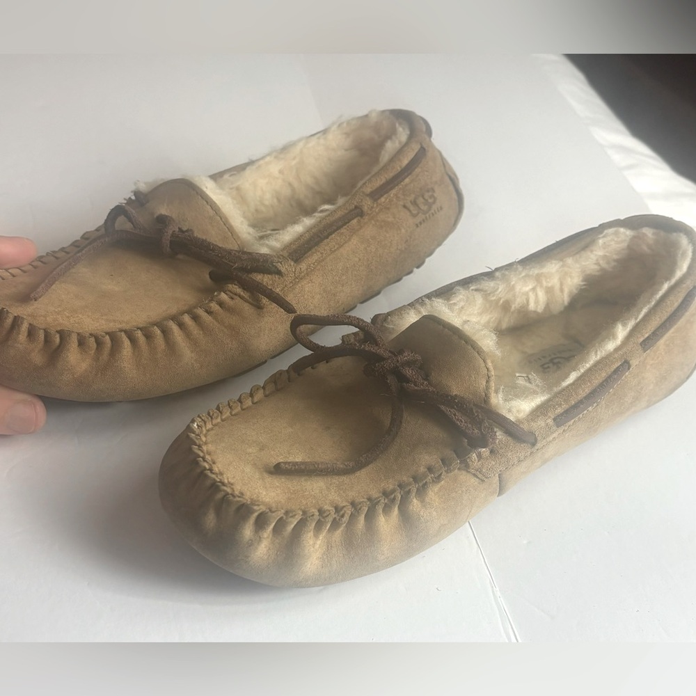 UGG| UGG Australia Dakota Moccasin slippers. Color Tan size 8 - Picture 9 of 15